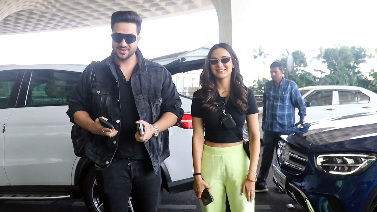 Mumbai एयरपोर्ट पर स्पॉट हुए Aly Goni और Jasmin Bhasin