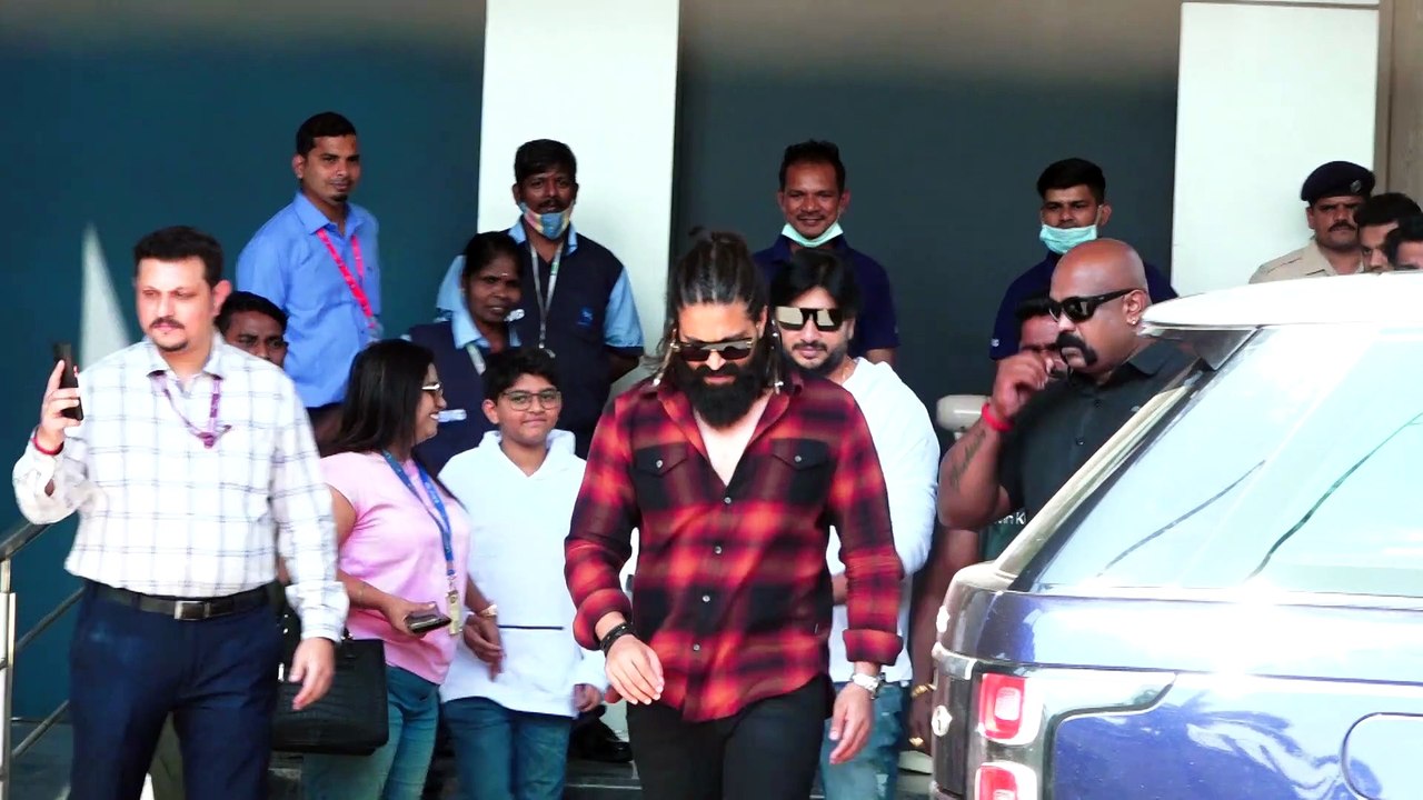 Kalina Airport पर स्पॉट हुए सुपरस्टार Yash