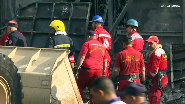 شاهد: انهيار مبنى تجاري من ثلاثة طوابق في بغداد اثر اندلاع حريق فيه