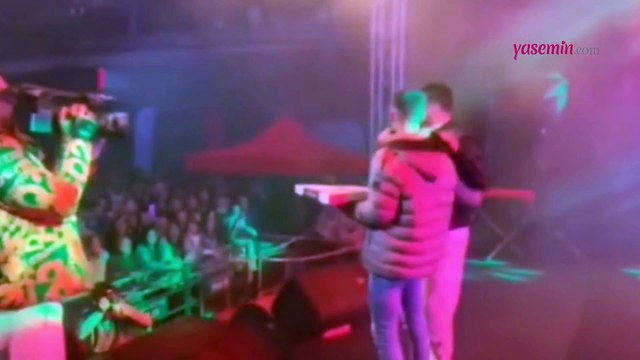 Sinan Akçıl sahneye pizza söyledi! Hayranının hayalini...