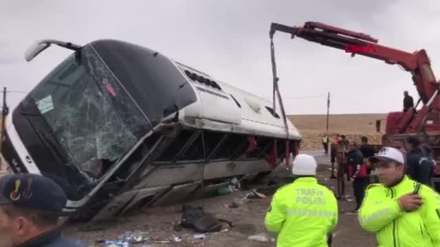 SİVAS'TA DÜZENSİZ GÖÇMENLERİ TAŞIYAN OTOBÜS DEVRİLDİ 3 ÖLÜ, 27 YARALI