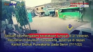 Bus Tabrak Warteg di Purwakarta Terekam CCTV