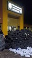 Rotam encontra depósito com 444 pneus e 76 quilos de agrotóxico contrabandeados, em Umuarama