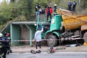 70 metre sürüklenen kamyon beton merdivene çarptı, ölen şoförün arkadaşları olup biteni çaresizce izledi