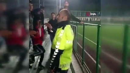 Trafik polisi, amatör maçtaki tartışmayı 'amigoluk' yaparak sonlandırdı