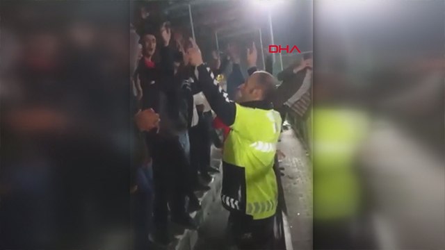 Amatör maçta tartışan taraftarları polis sakinleştirip, 'üçlü' çektirdi