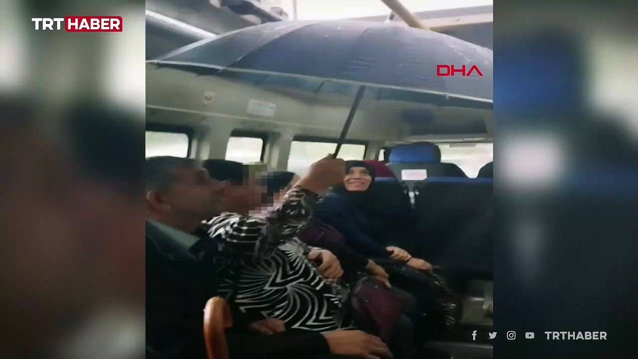 Dolmuşta şemsiyeli yolculuk