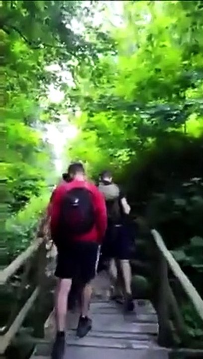 Il vient aider ses potes en galère pendant une randonnée