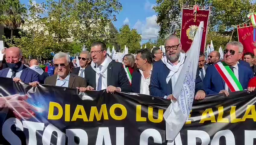 Video Caro bollette, corteo di protesta a Palermo, i sindaci: la crisi affossa i comuni