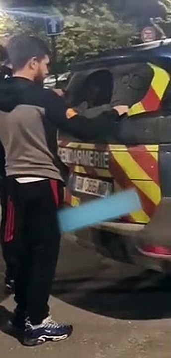 Deux jeunes s'amusent à taguer une voiture de la Gendarmerie