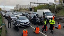 Ambientalisti bloccano strada alla periferia di Parigi