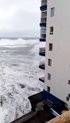 Fuerte oleaje destroza balcones en Mesa del mar, Tacoronte, Tenerife