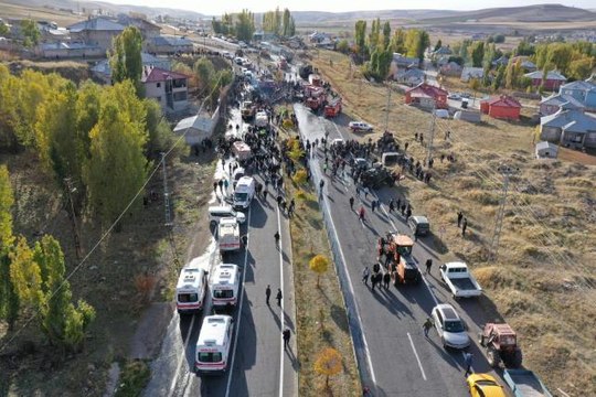 (DRON) Kamyonla çarpışan otobüs alev aldı - Olay yeri