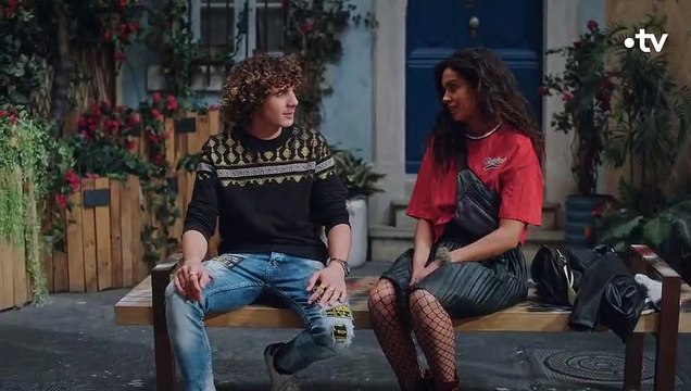 Plus Belle la Vie - Kilian et Betty s’embrassent