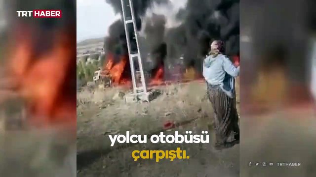 Ağrı'da tankerle çarpışan yolcu otobüsü alev aldı