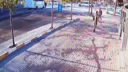 Midibüsün yayaya çarpması kameraya yansıdı