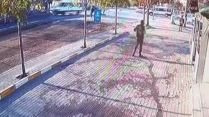 Midibüsün yayaya çarpması kameraya yansıdı