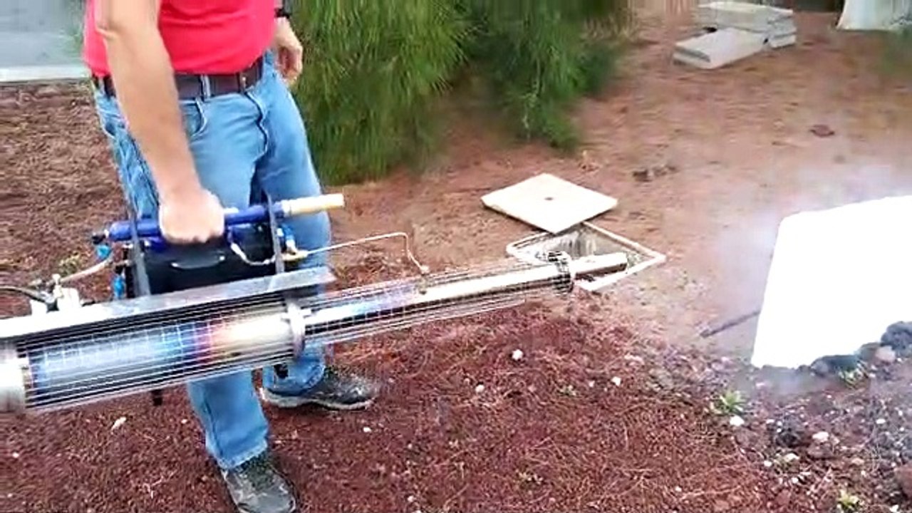 Un operario de Teneplagas desinfecta una arqueta de un hotel en el sur de Tenerife