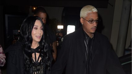 GALA VIDEO - Cher, 76 ans, amoureuse d’un homme de 36 ans ? Sa réponse aux rumeurs