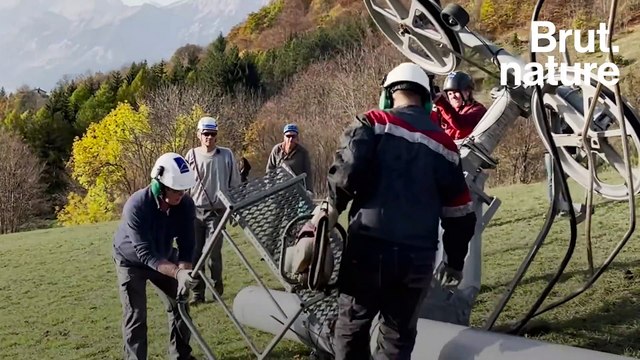Des bénévoles démontent un téléski abandonné