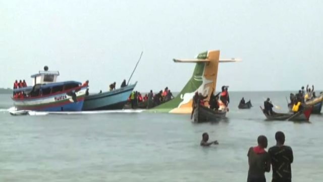 Le immagini dell'aereo precipitato in Tanzania, 24 sopravvissuti