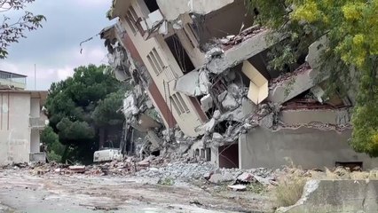 Sinop'ta Yıkım Esnasında Yan Yatan Bina Panik Yarattı