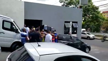 Caixão com corpo de Guilherme de Pádua é levado para o cemitério