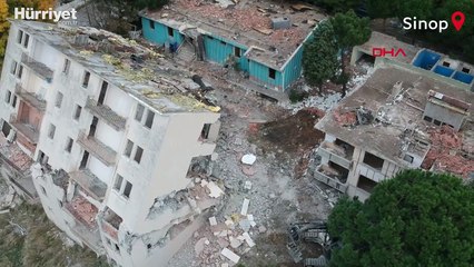 Sinop’ta yıkımı sırasında yan yatan bina çöktü