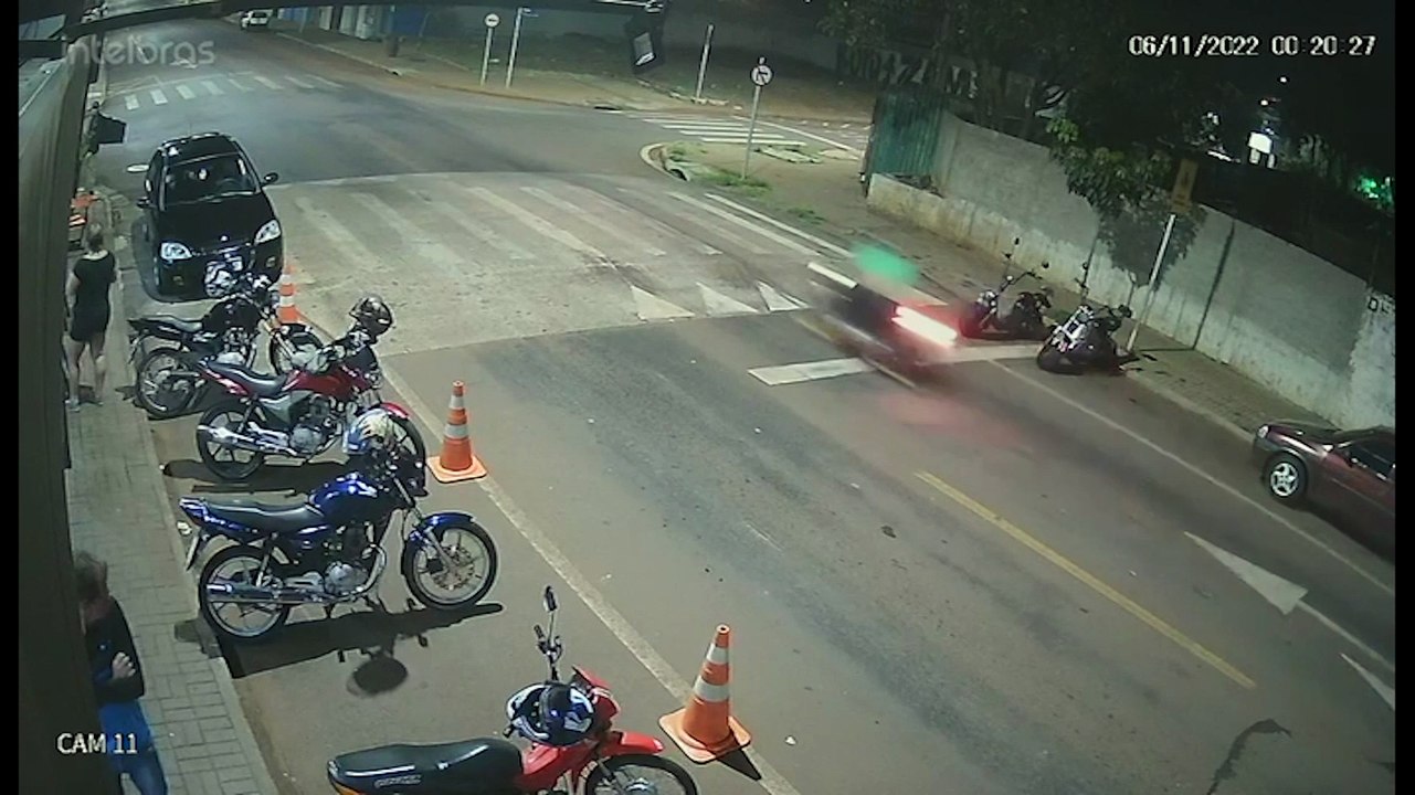 Vídeo mostra motociclista saltando quebra-molas em alta velocidade e atingindo violentamente carro estacionado