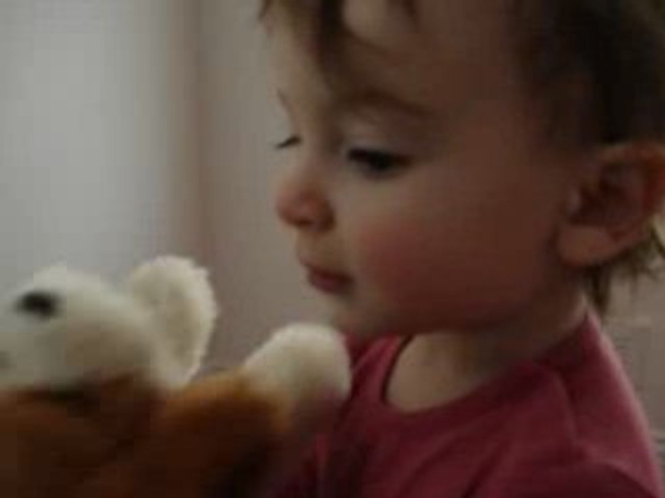 Sophia qui dit bonjour!