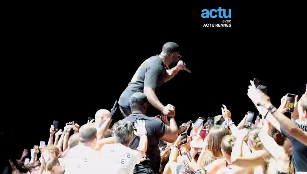 Dinos sur la scène du festival du Roi Arthur près de Rennes