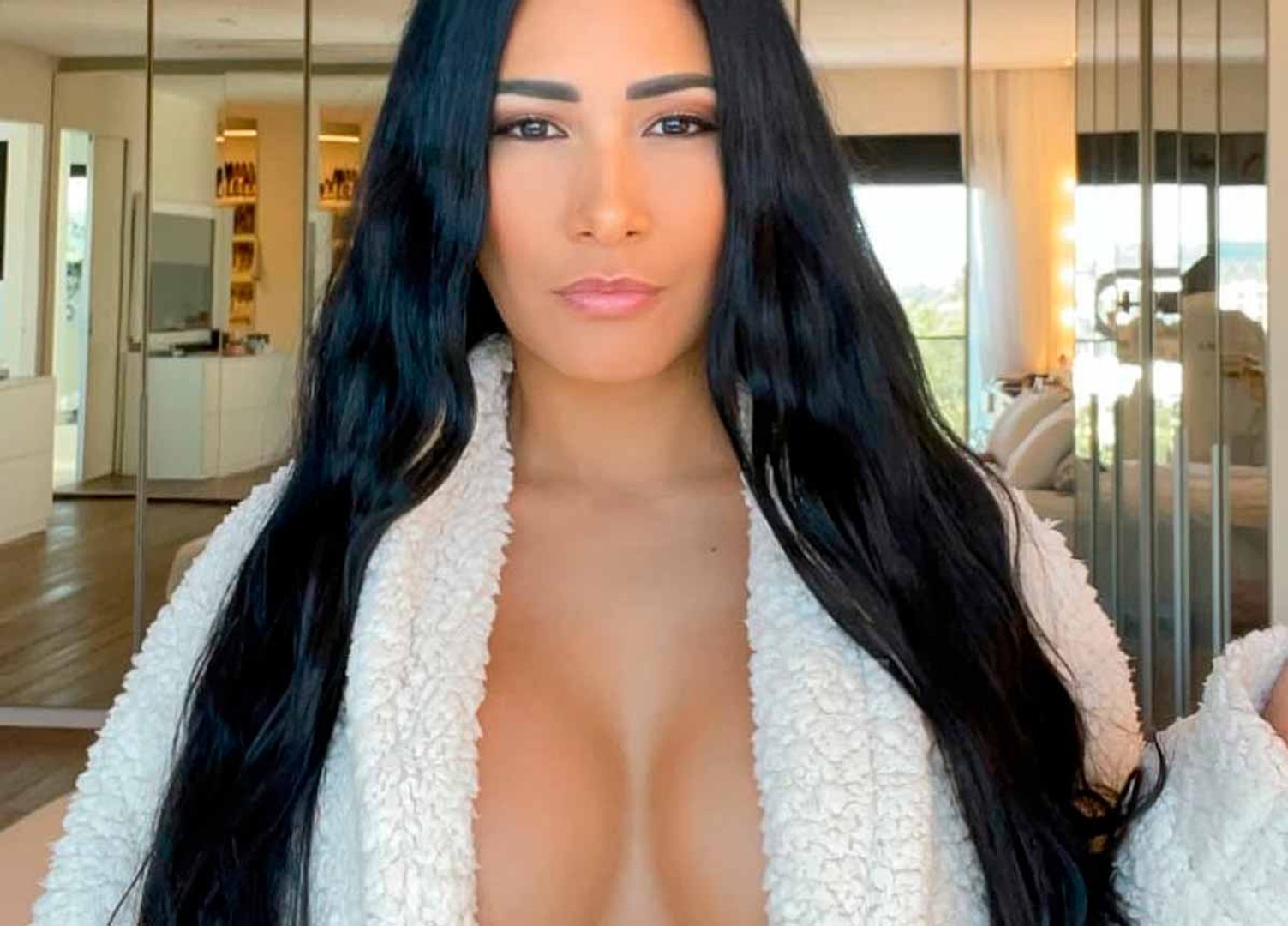Simaria surge com roupa íntima e seguidores ficam se perguntando: “Tá pelada?”