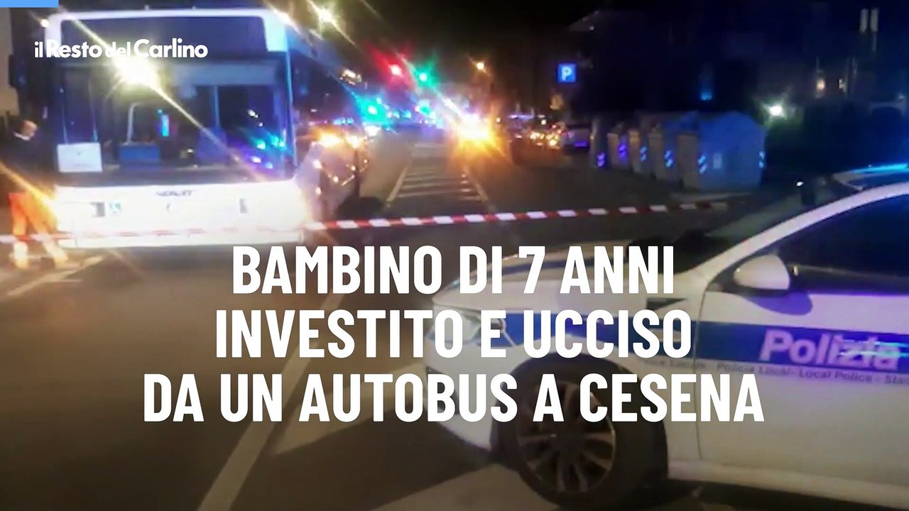 Bambino di 7 anni investito e ucciso da un autobus a Cesena, il video dei rilievi