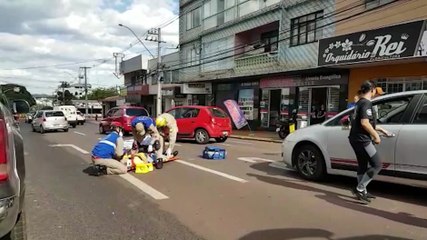 Mulher tem suspeita de fratura ao sofrer queda de motocicleta no Centro