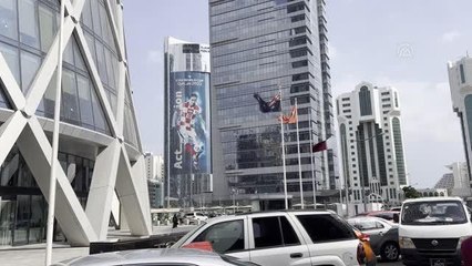 Katar'da ana caddeler ve gökdelenler, Dünya Kupası'na hazırlık için süsleniyor