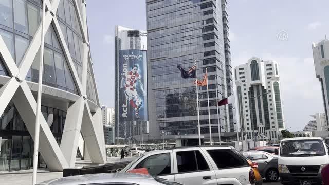 Katar'da ana caddeler ve gökdelenler, Dünya Kupası'na hazırlık için süsleniyor