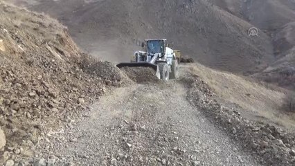 Yüksekova'daki köylerde yol genişletme çalışmaları sürüyor