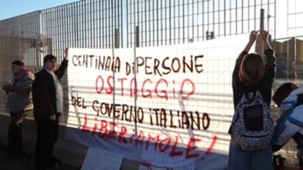 Un centenar de personas apoyan a inmigrantes en Catania: "Es una vegüenza"