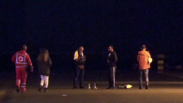 Catania, Migranti si tuffano dalla Geo Barents: restano in banchina per protesta