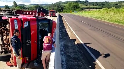 Duas pessoas ficam feridas após tombamento de caminhão na BR-163