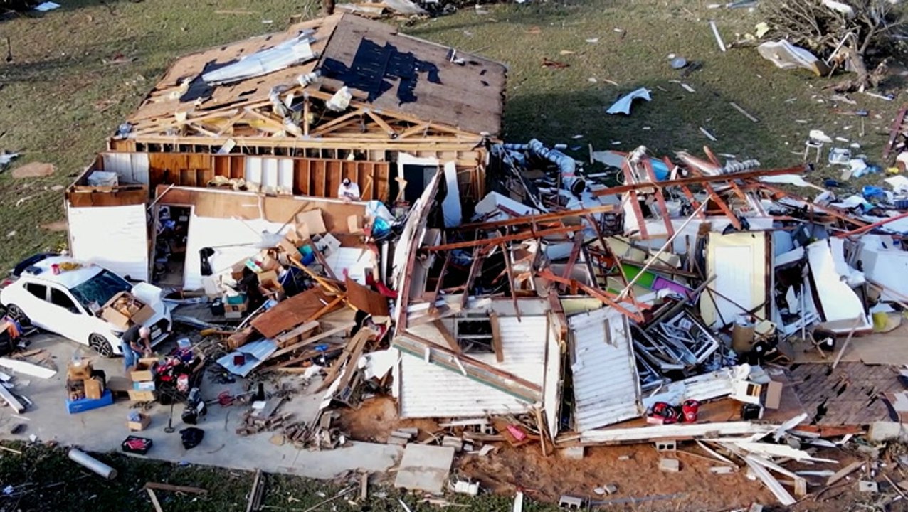 Experts survey damage to rate tornado strength