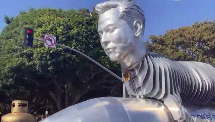 Elon Musk com corpo de cabra? Bilionário ganha estátua paga por fãs