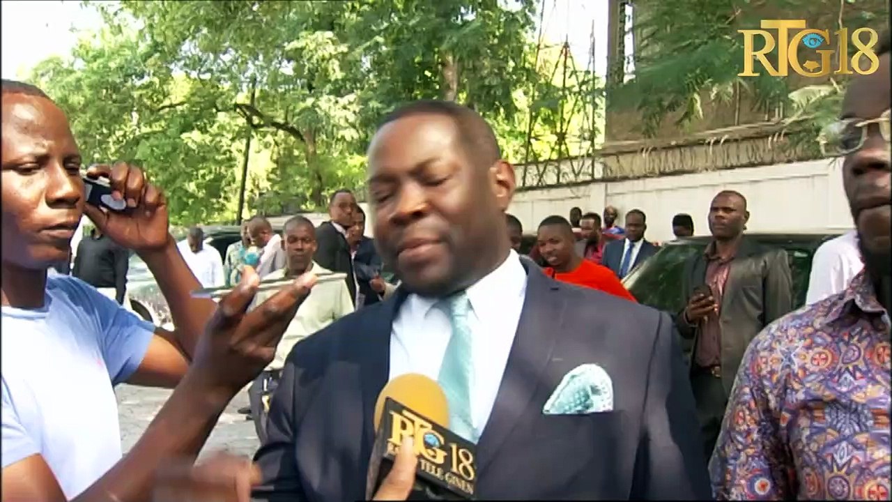 Jounalis Robest Dimanche ak avoka-l depoze yon plent devan pakè Pòtoprens kont polisye ki te arete-l