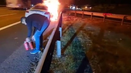 Otomobil alev alev yanmaya başladı, sürücü kendini dışarı atarak kurtuldu