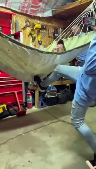 Sans surprise, les vis à tête plate de 3 pouces ne retiendront pas le hamac - Buzz Buddy