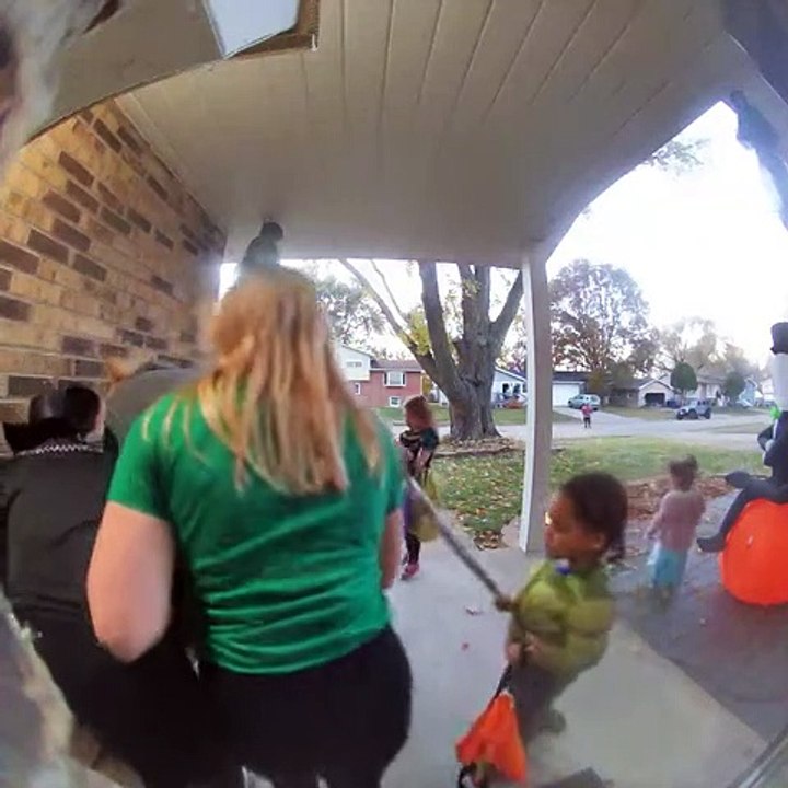 Vieille dame et enfants vident des seaux de bonbons pour eux-mêmes - Buzz Buddy