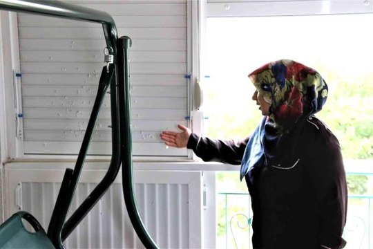 Yıkamak için balkonuna çıkan kadın, gördüğü manzara karşısında dehşete kapıldı