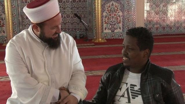 Somalili gencin günde camide 5 vakit namaza gitmek için yaptığı fedakarlık herkesi duygulandırdı