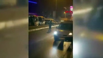 Trafikte tehlikeli anlar! Önce arabaların önüne atladı sonra düşüp yerde kaldı