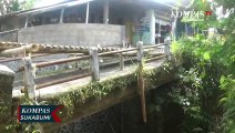 Diterjang Banjir Warga Bangun Jembatan Darurat Dari Bambu